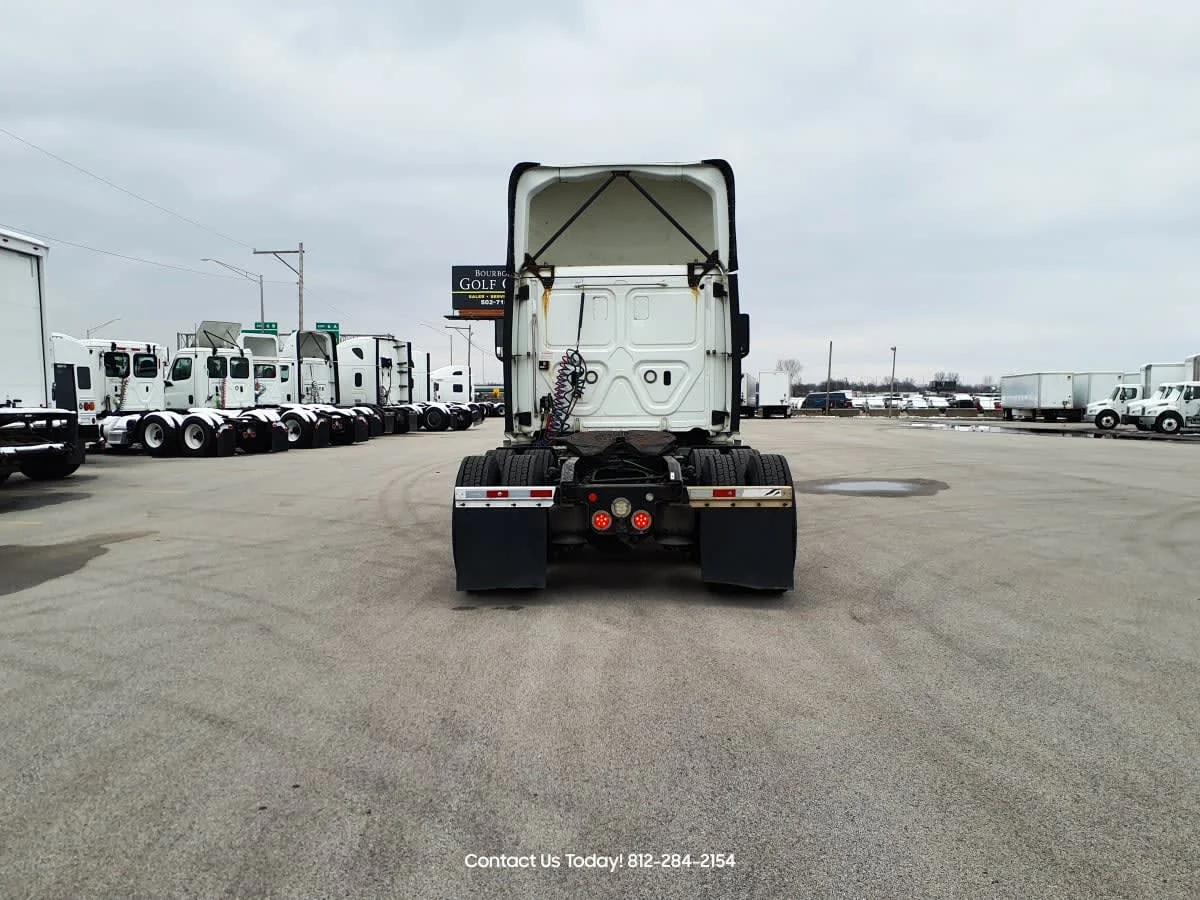 2019 Freightliner Cascadia in Clarksville, IN — photo 5