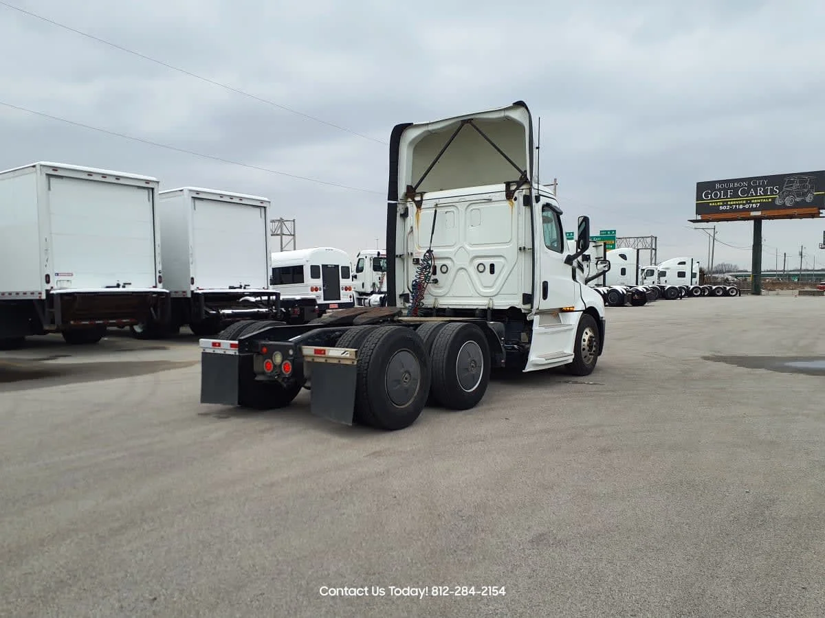 2019 Freightliner Cascadia in Clarksville, IN — photo 4