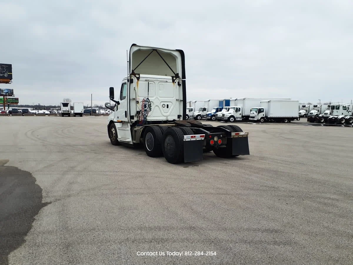 2019 Freightliner Cascadia in Clarksville, IN — photo 6