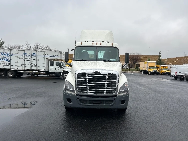 2019 Freightliner Cascadia in Capitol Heights, MD — photo 2