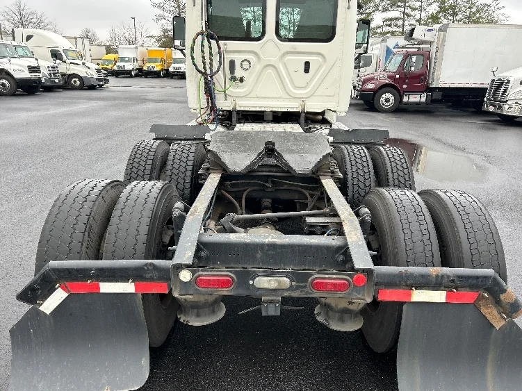 2019 Freightliner Cascadia in Capitol Heights, MD — photo 6