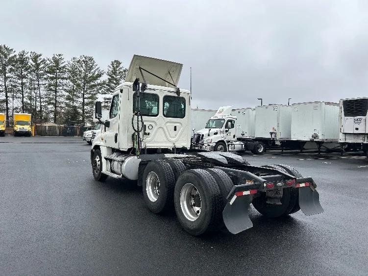 2019 Freightliner Cascadia in Capitol Heights, MD — photo 5