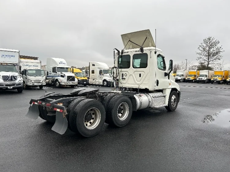 2019 Freightliner Cascadia in Capitol Heights, MD — photo 7