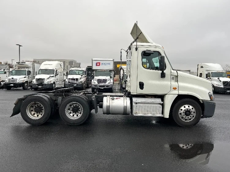 2019 Freightliner Cascadia in Capitol Heights, MD — photo 8