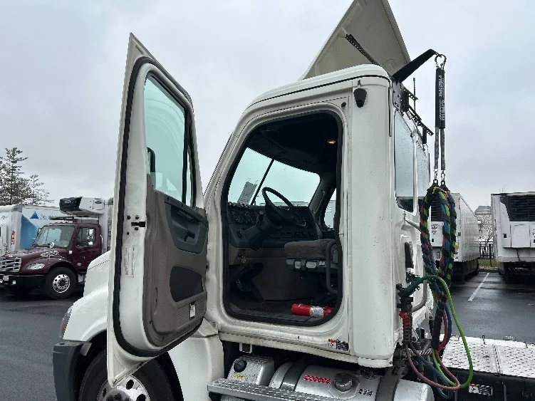 2019 Freightliner Cascadia in Capitol Heights, MD — photo 9