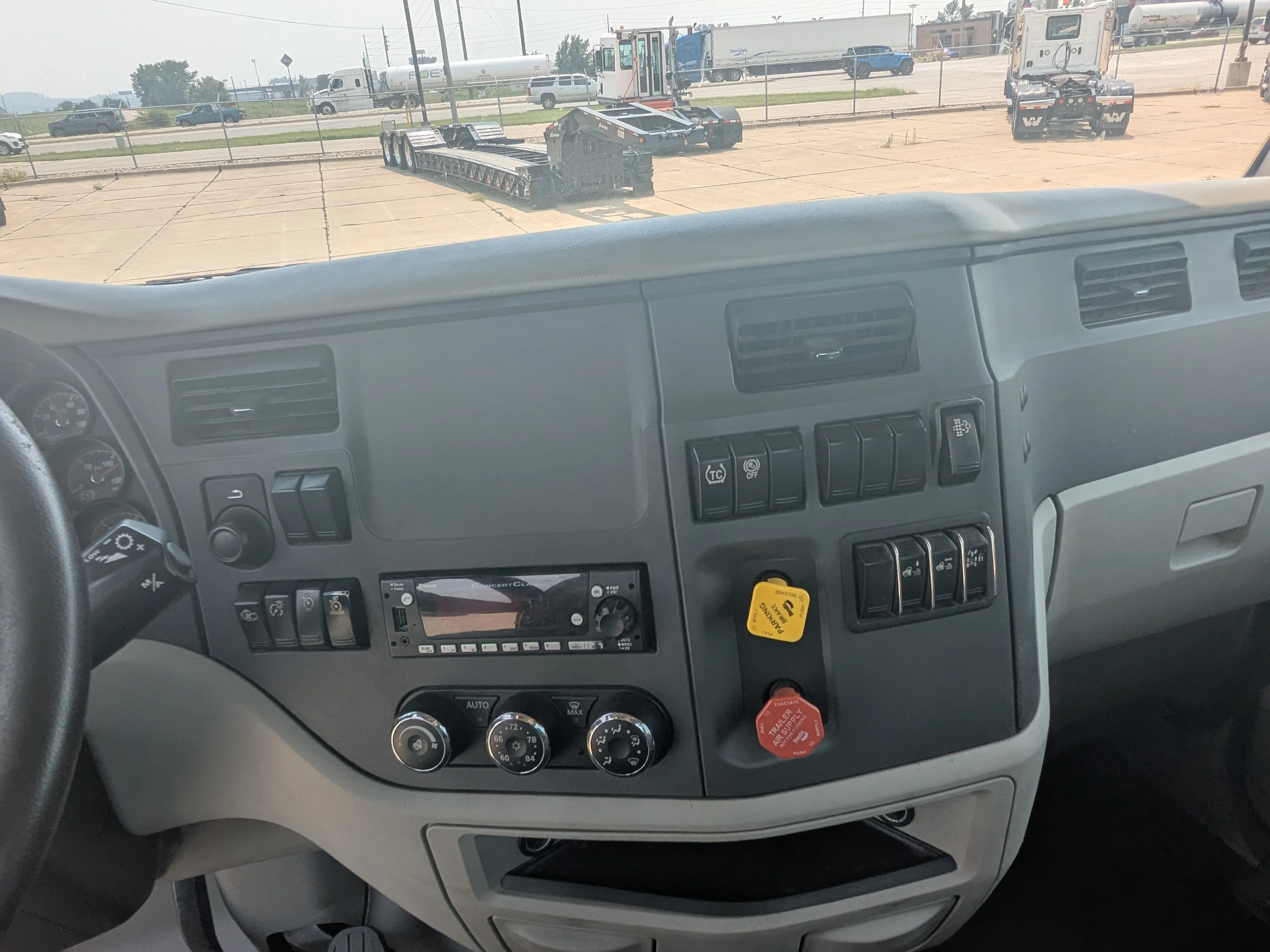 2021 Peterbilt 579 - image 8