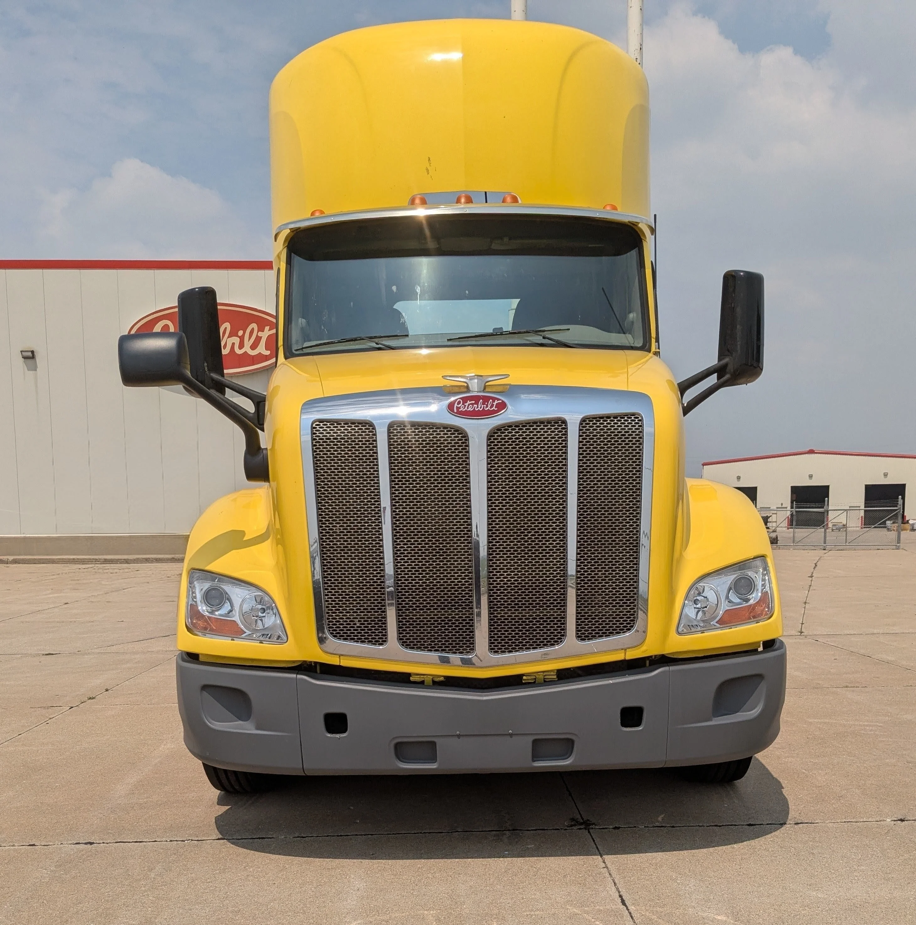 2021 Peterbilt 579 - image 2