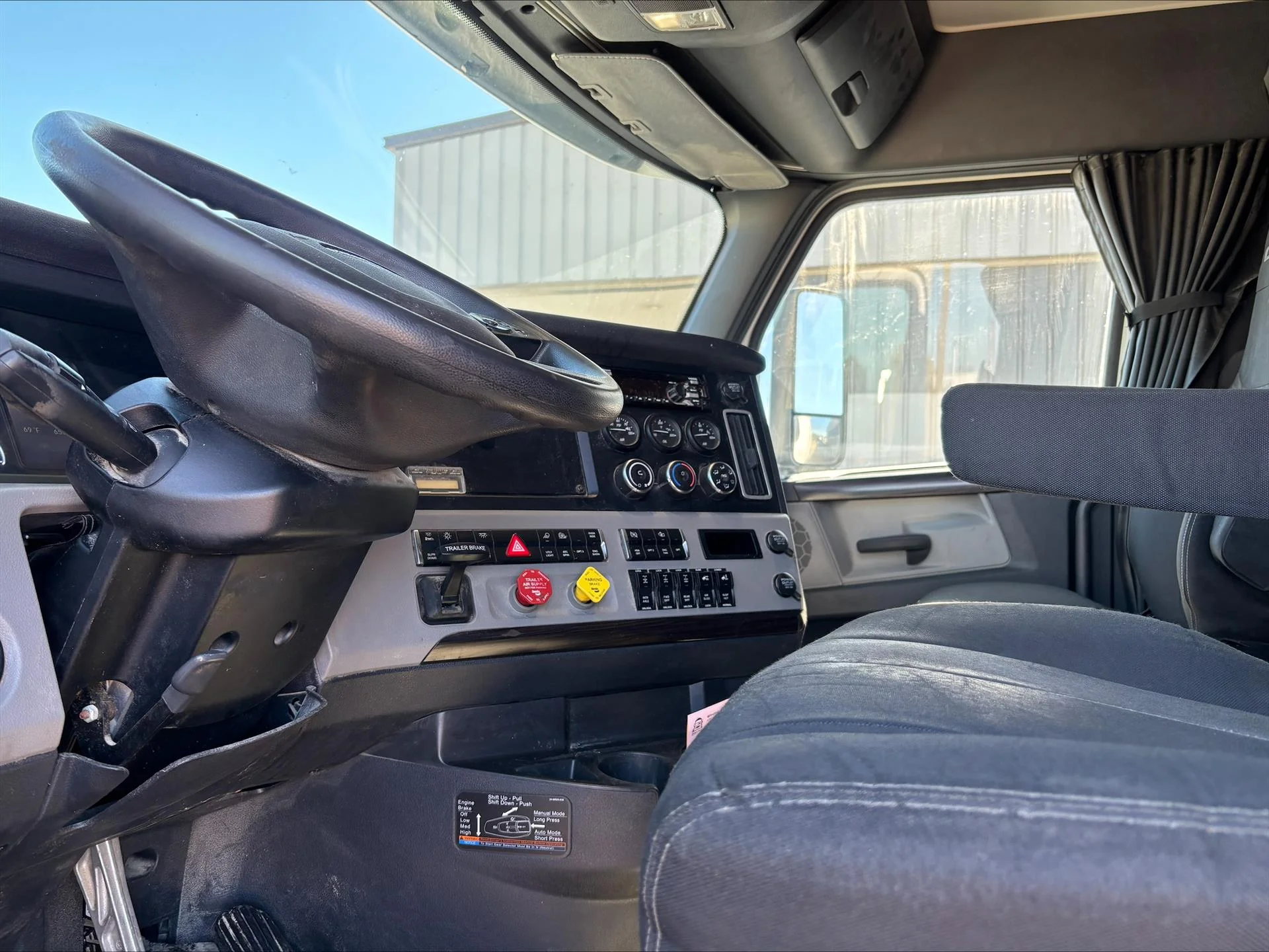 2019 Freightliner Cascadia - image 4