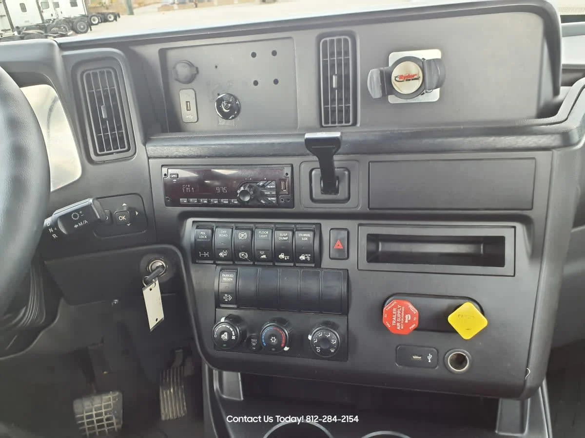 2019 International LT - image 11