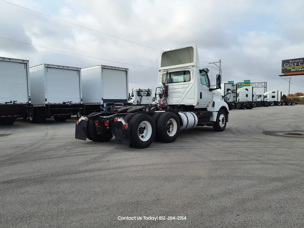 2019 International LT - image 4