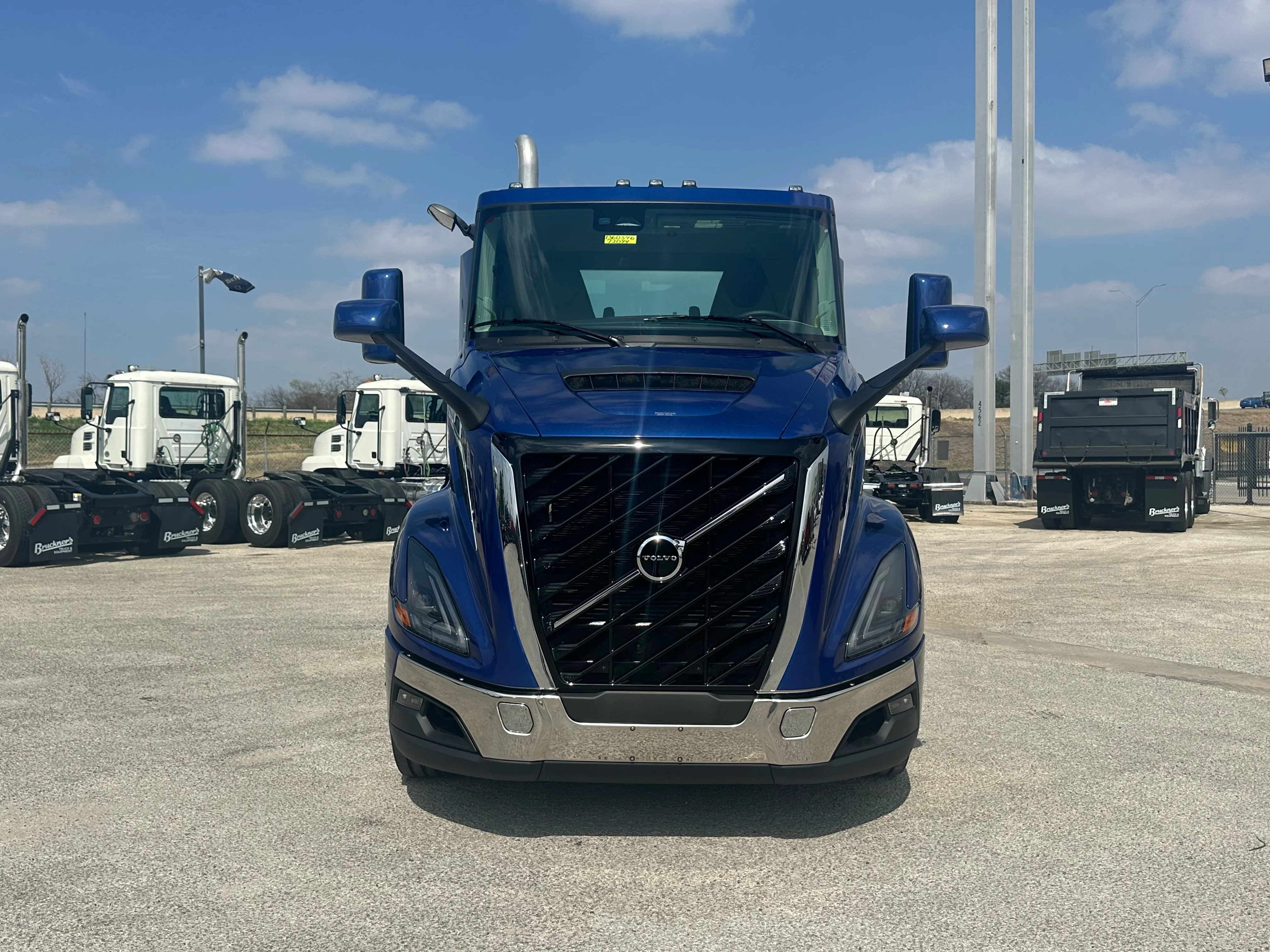 2027 Volvo VNR 640 in San Antonio, TX — photo 3