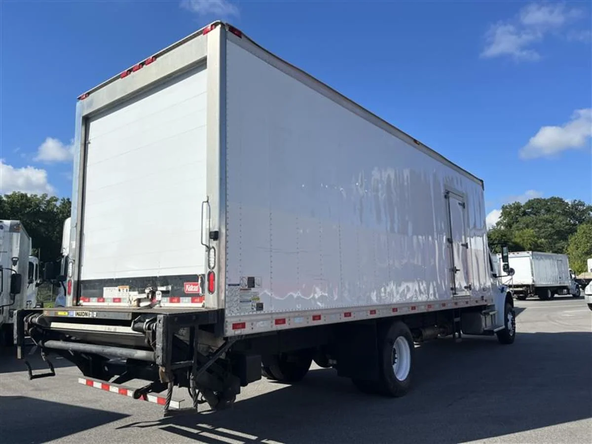 2017 Freightliner M2 106 - image 4