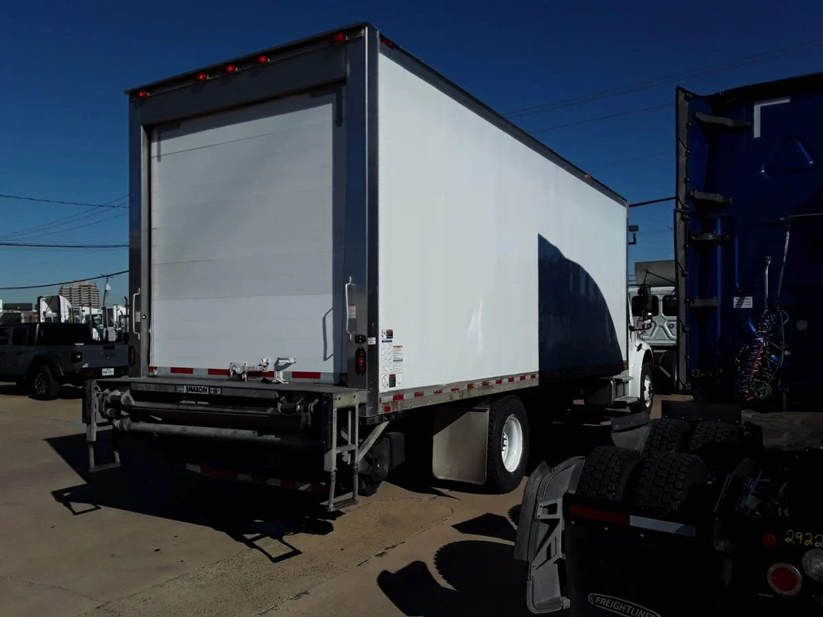2019 Freightliner M2 106 in Dallas, TX — photo 4