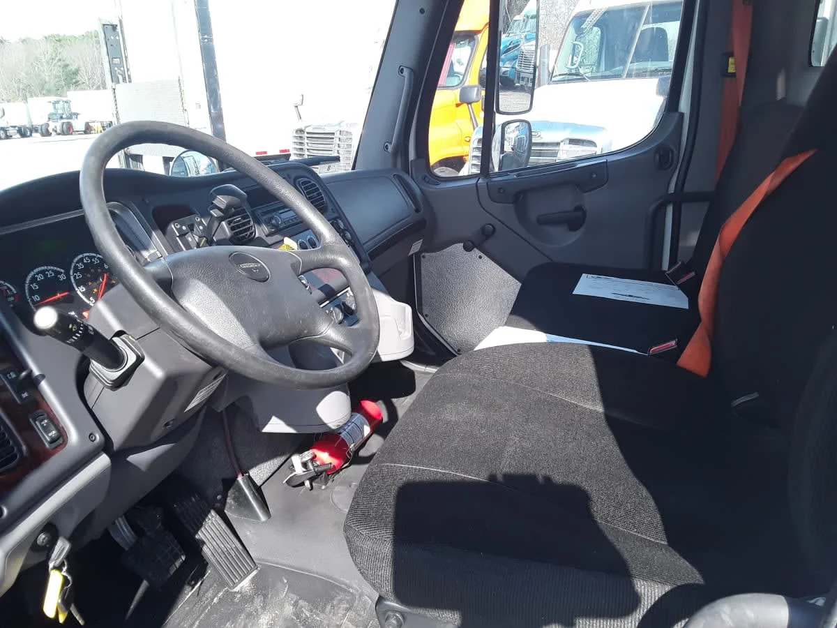 2016 Freightliner M2 106 - image 7