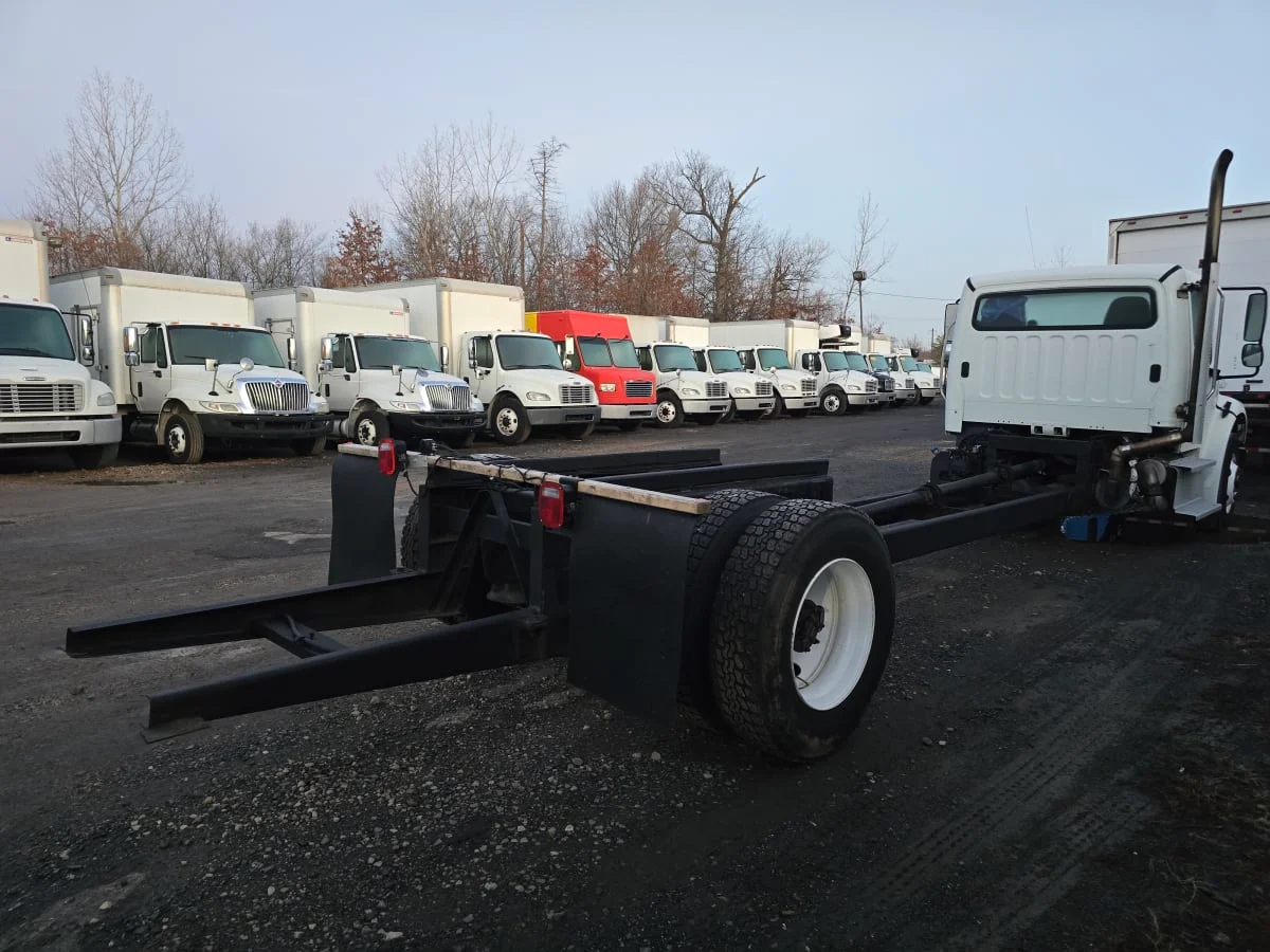 2017 Freightliner M2 106 - image 4