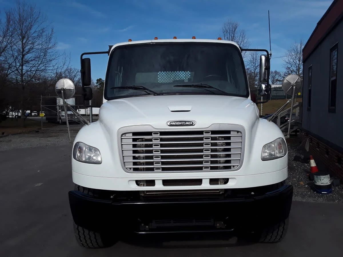2018 Freightliner M2 106 - image 2