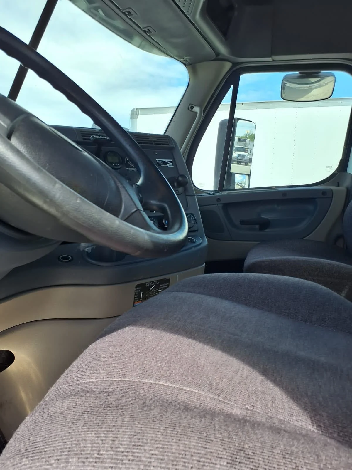 2019 Freightliner Cascadia - image 7