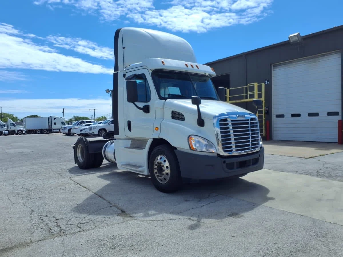 2019 Freightliner Cascadia - image 3