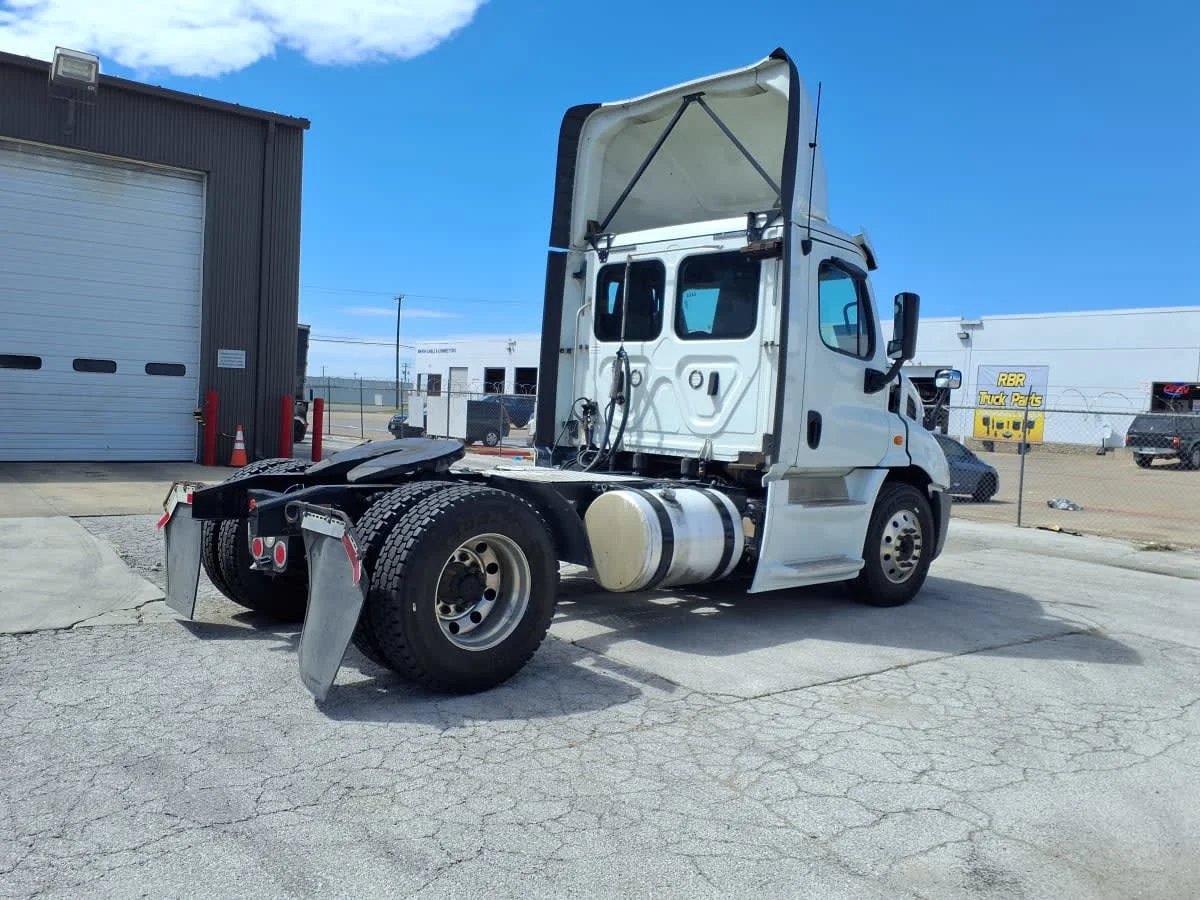 2019 Freightliner Cascadia in Fort Worth, TX — photo 4