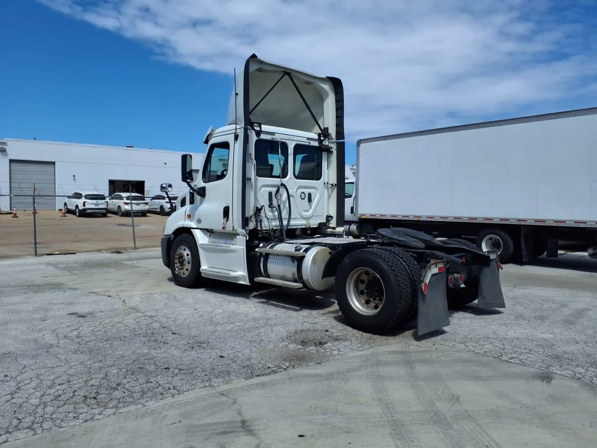 2019 Freightliner Cascadia in Fort Worth, TX — photo 6