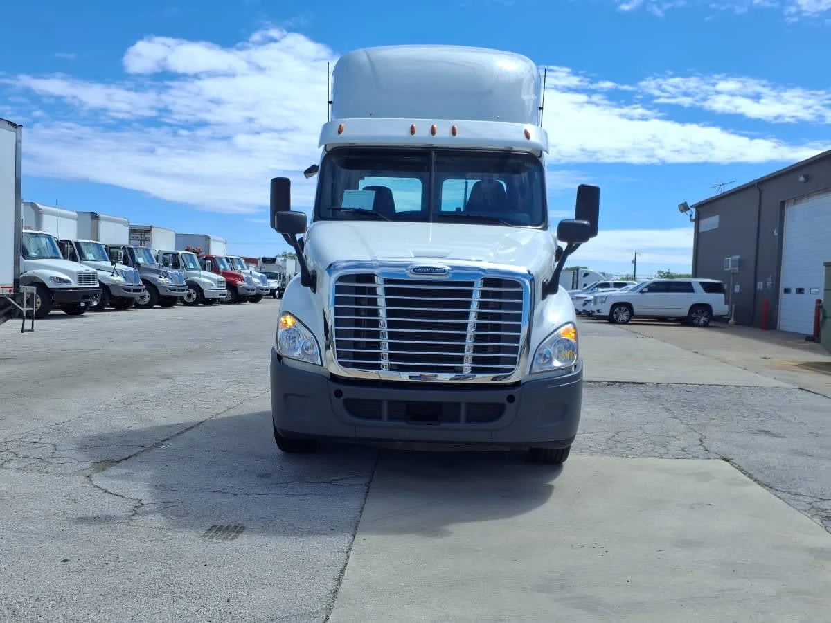 2019 Freightliner Cascadia in Fort Worth, TX — photo 2