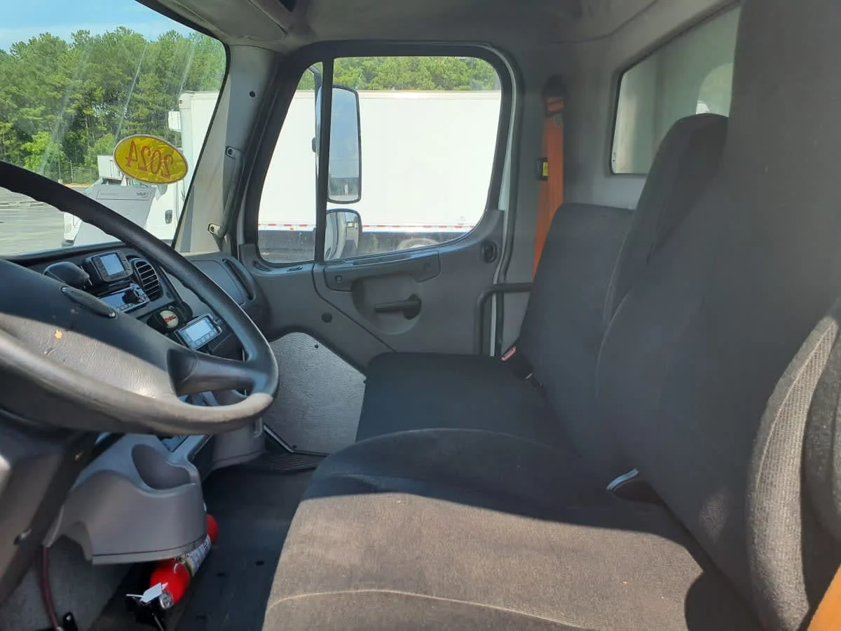 2018 Freightliner M2 106 in Atlanta, GA — photo 8