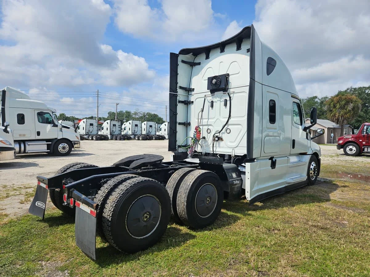 2022 Freightliner Cascadia in Orlando, FL — photo 4