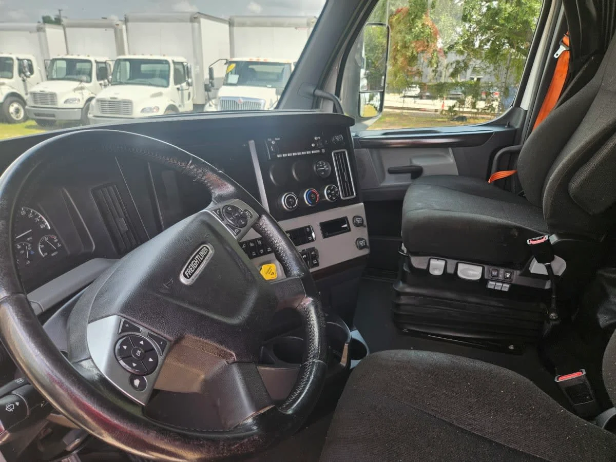2022 Freightliner Cascadia in Orlando, FL — photo 7