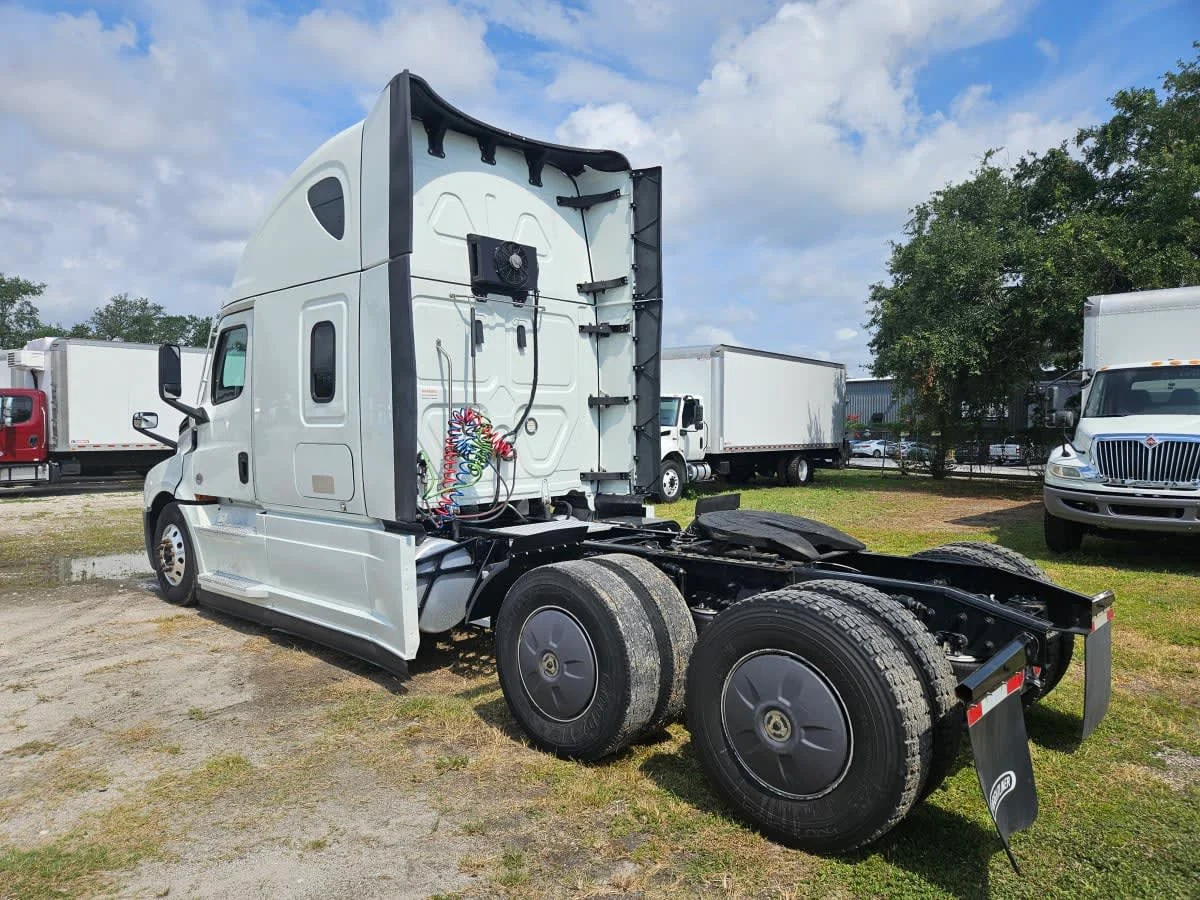 2022 Freightliner Cascadia in Orlando, FL — photo 6