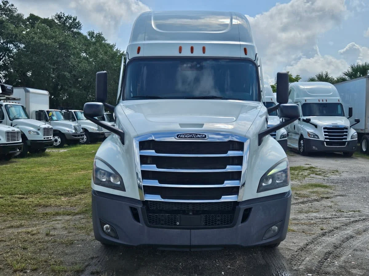 2022 Freightliner Cascadia in Orlando, FL — photo 2