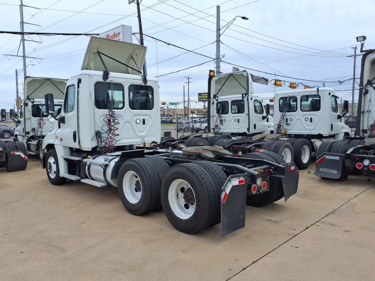 2019 Freightliner Cascadia - image 6
