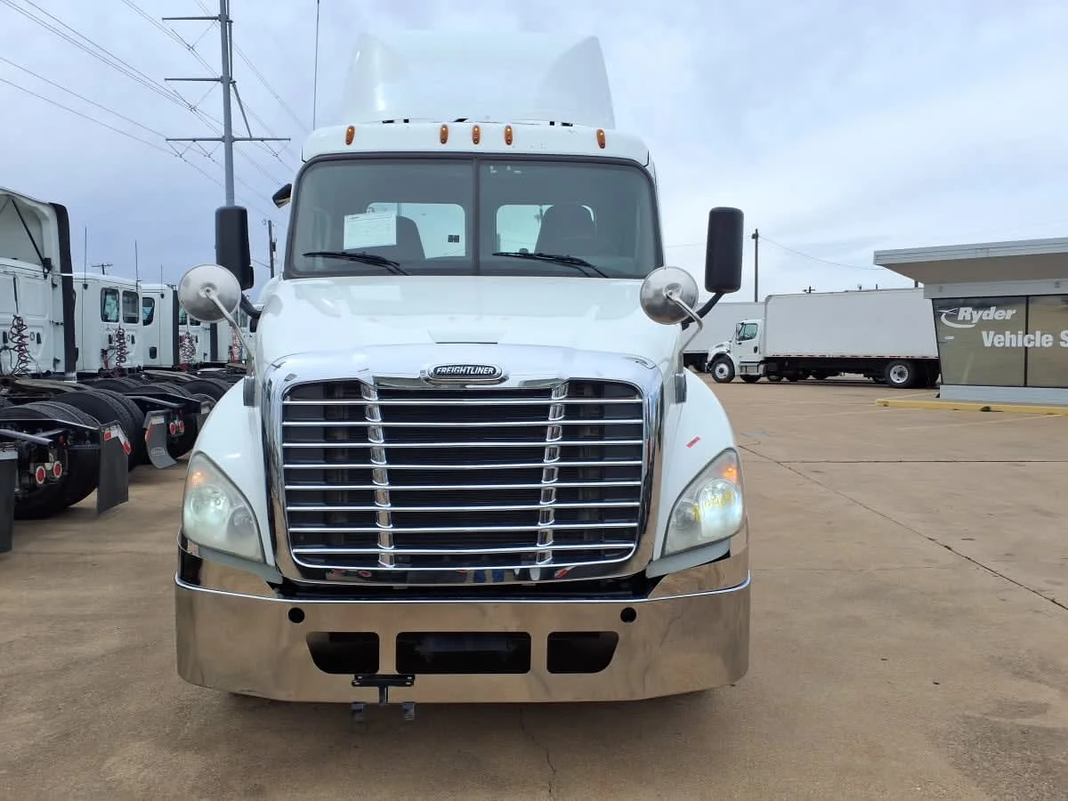 2019 Freightliner Cascadia - image 2
