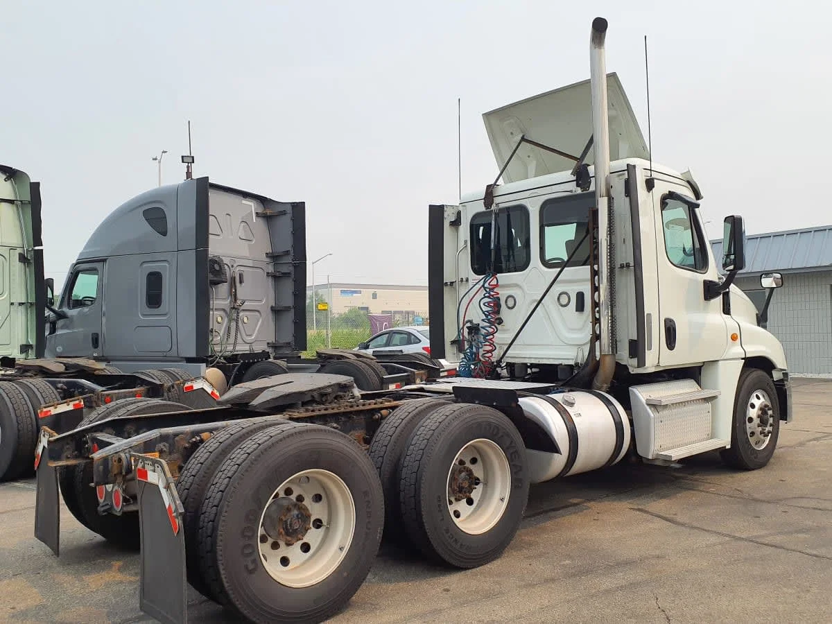 2019 Freightliner Cascadia in Oak Creek, WI — photo 4