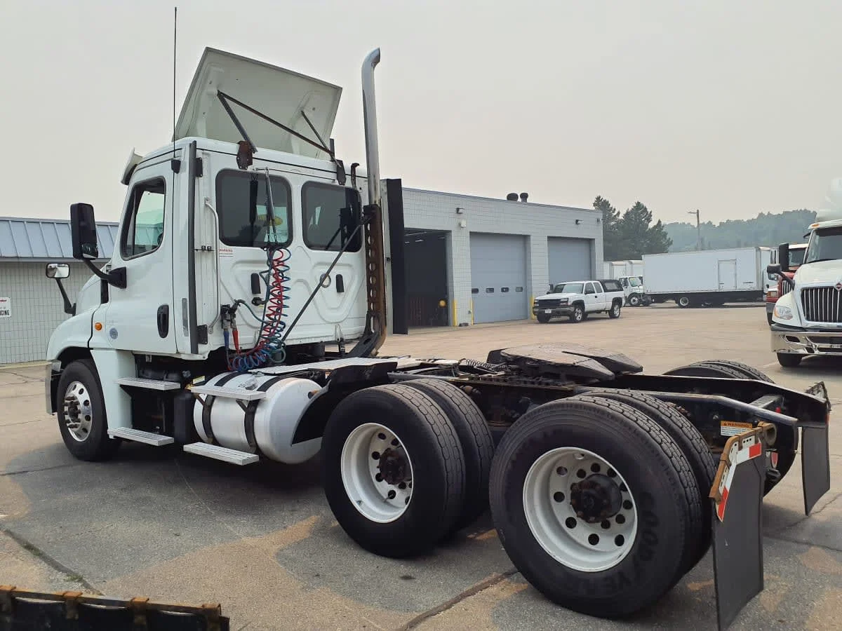 2019 Freightliner Cascadia in Oak Creek, WI — photo 6