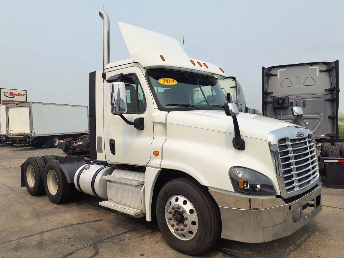 2019 Freightliner Cascadia in Oak Creek, WI — photo 3