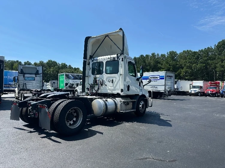 2020 Freightliner Cascadia in Lithia Springs, GA — photo 7