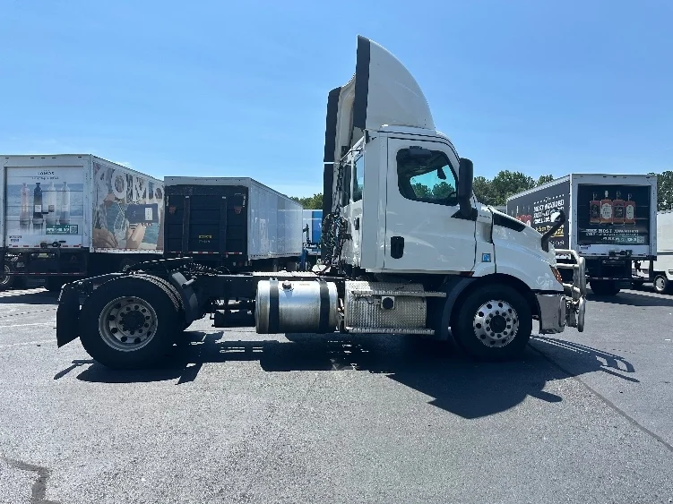 2020 Freightliner Cascadia in Lithia Springs, GA — photo 8