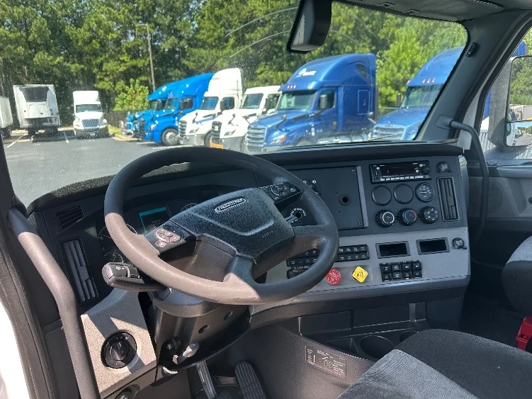 2020 Freightliner Cascadia in Lithia Springs, GA — photo 10