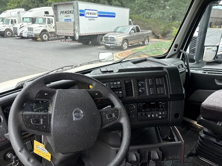 2024 Volvo VNL 860 in Greensboro, NC — photo 10