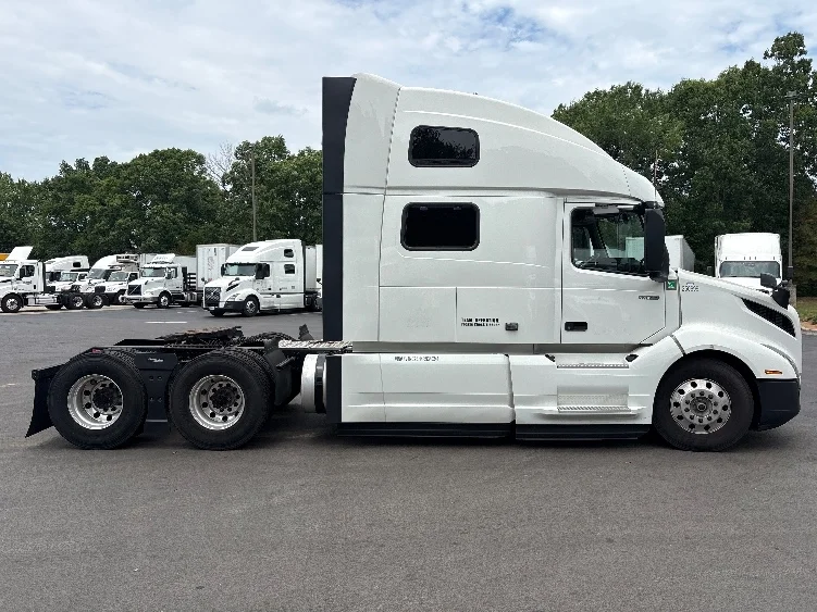 2024 Volvo VNL 860 in Greensboro, NC — photo 8