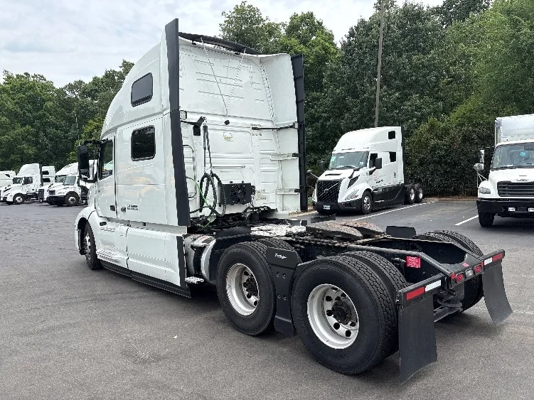 2024 Volvo VNL 860 in Greensboro, NC — photo 5