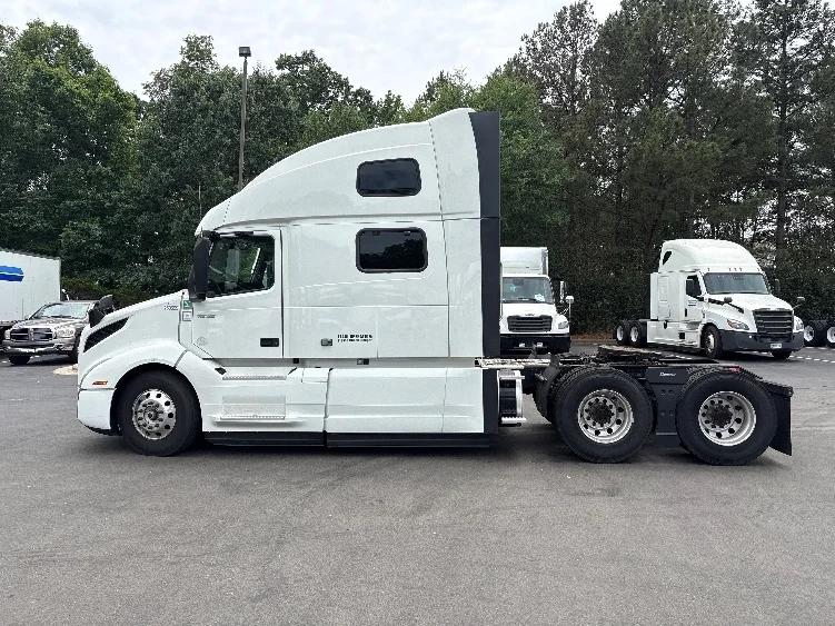 2024 Volvo VNL 860 in Greensboro, NC — photo 4