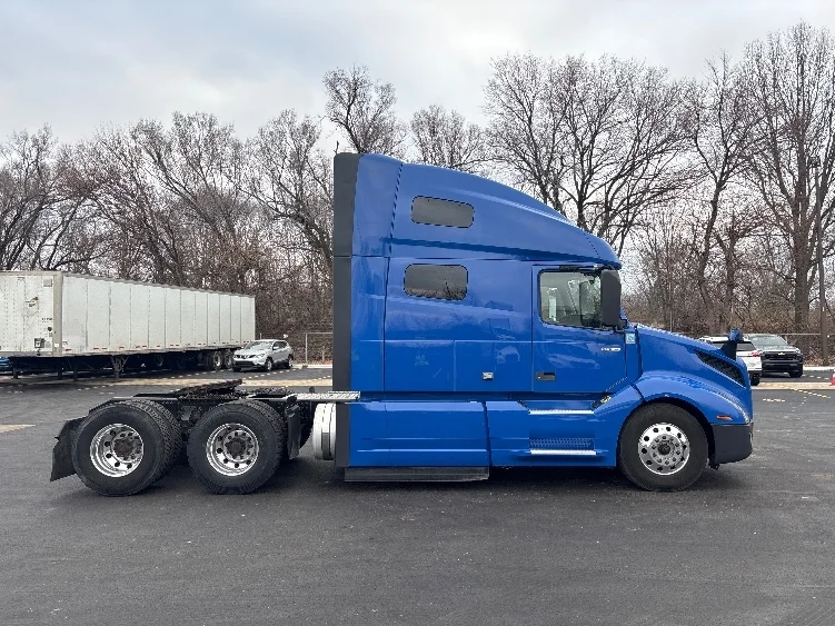 2020 Volvo VNL 760 - image 8