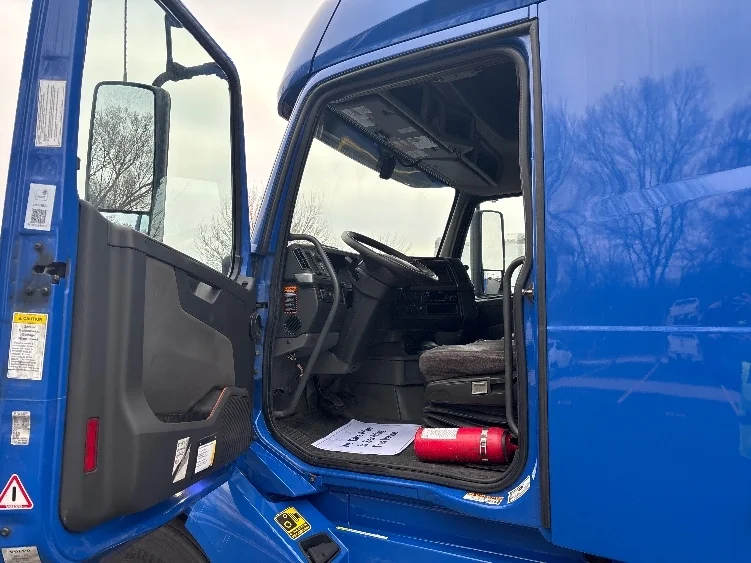 2020 Volvo VNL 760 - image 9