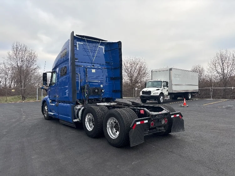 2020 Volvo VNL 760 - image 5