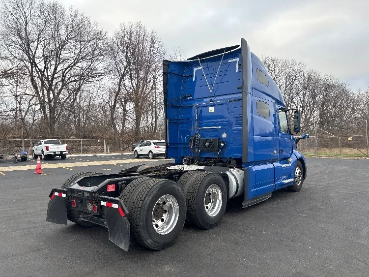 2020 Volvo VNL 760 - image 7