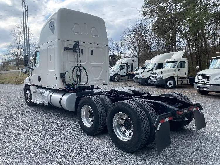 2022 Freightliner Cascadia - image 5
