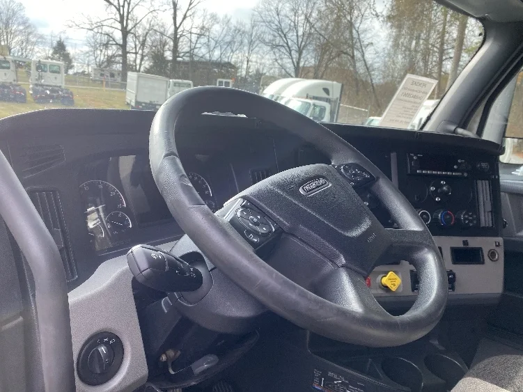 2022 Freightliner Cascadia - image 10