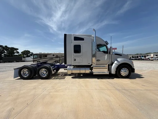 2027 Kenworth T880 in Tulsa, OK — photo 7