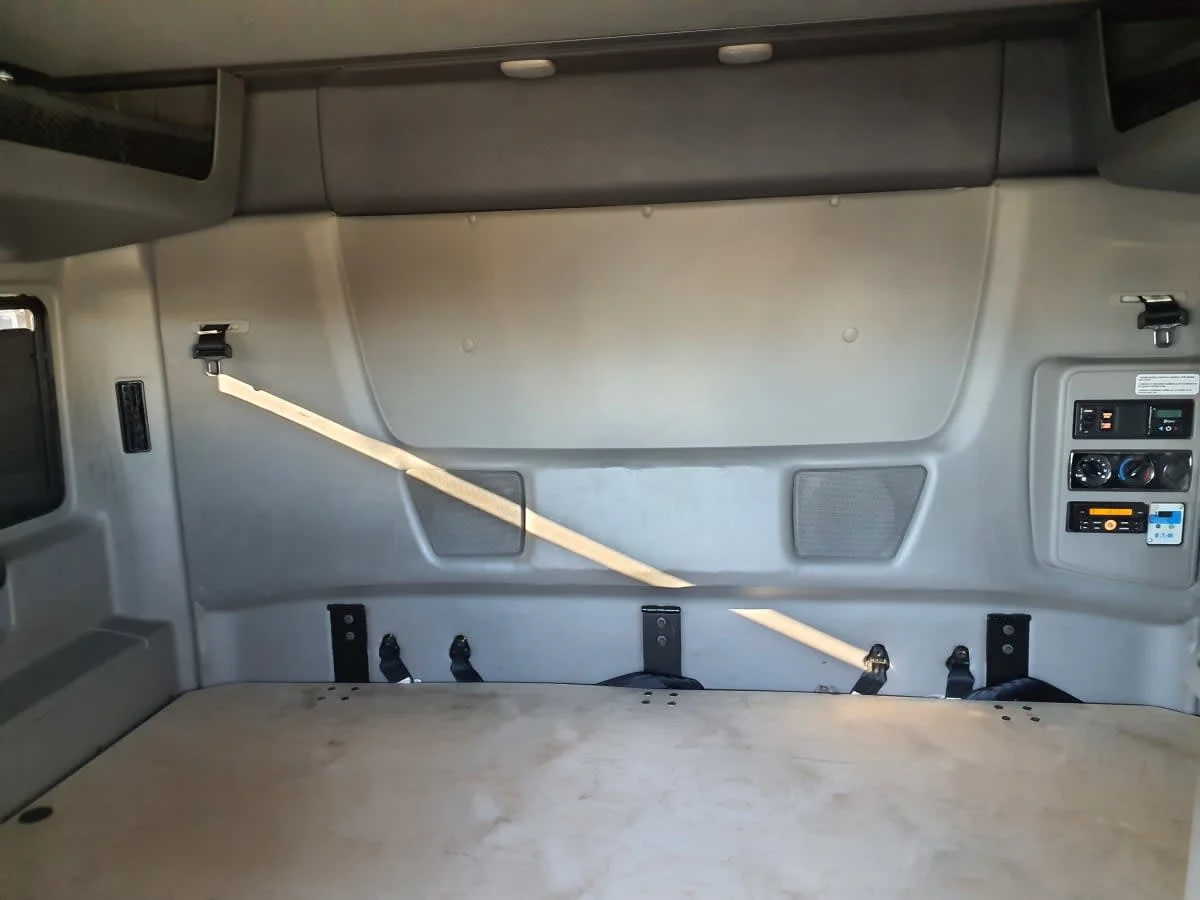 2020 International LT - image 8